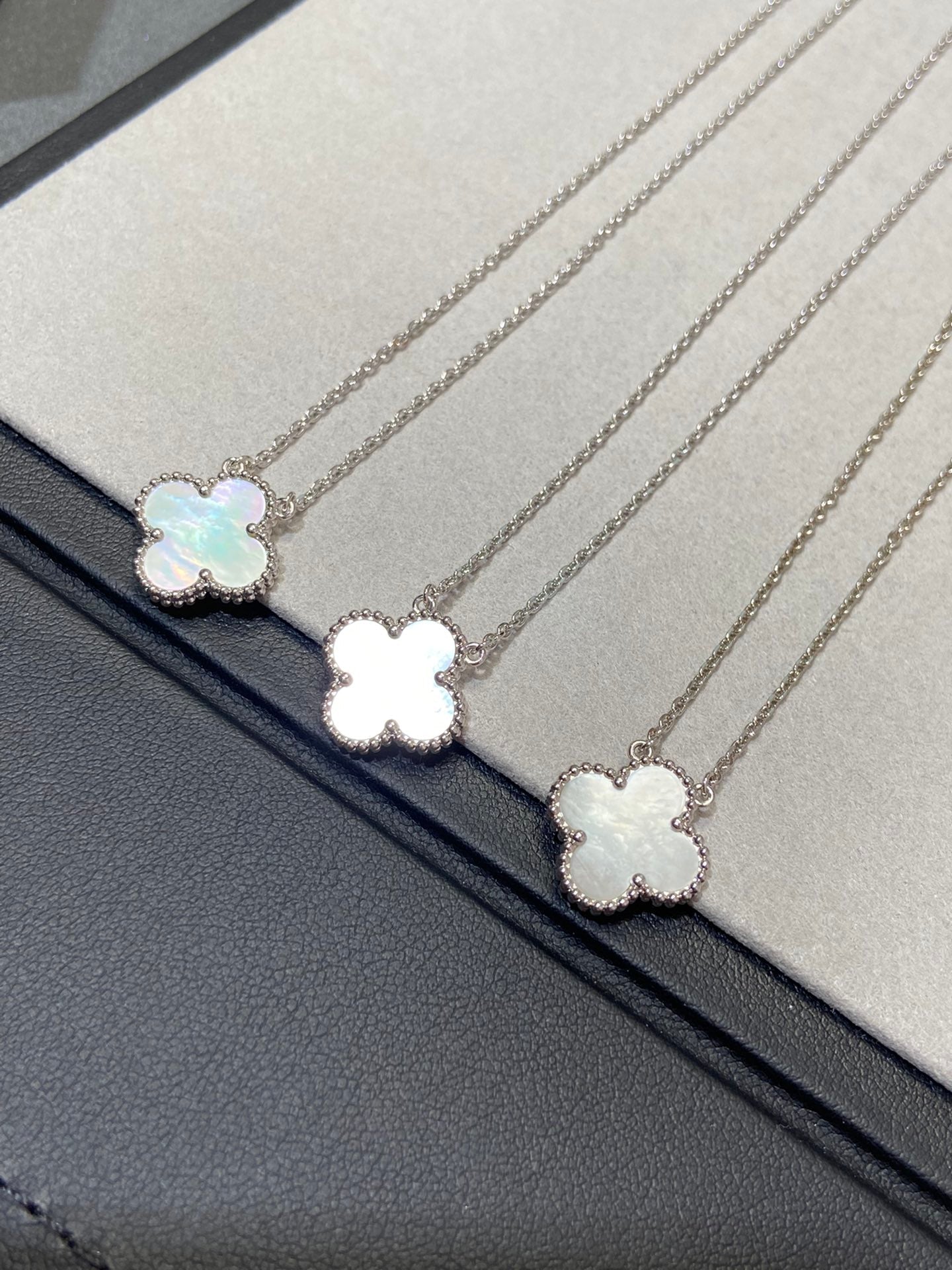 [Moco]CLOVER MEDIUM SILVER WHITE MOP NECKLACE