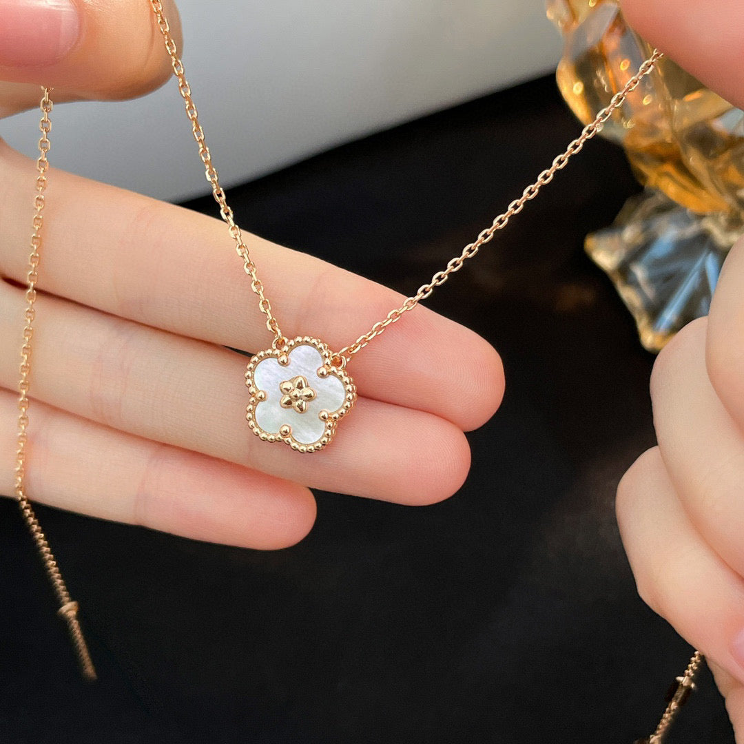 [Moco]LUCKY  WHITE MOP  PLUM BLOSSOM NECKLACE