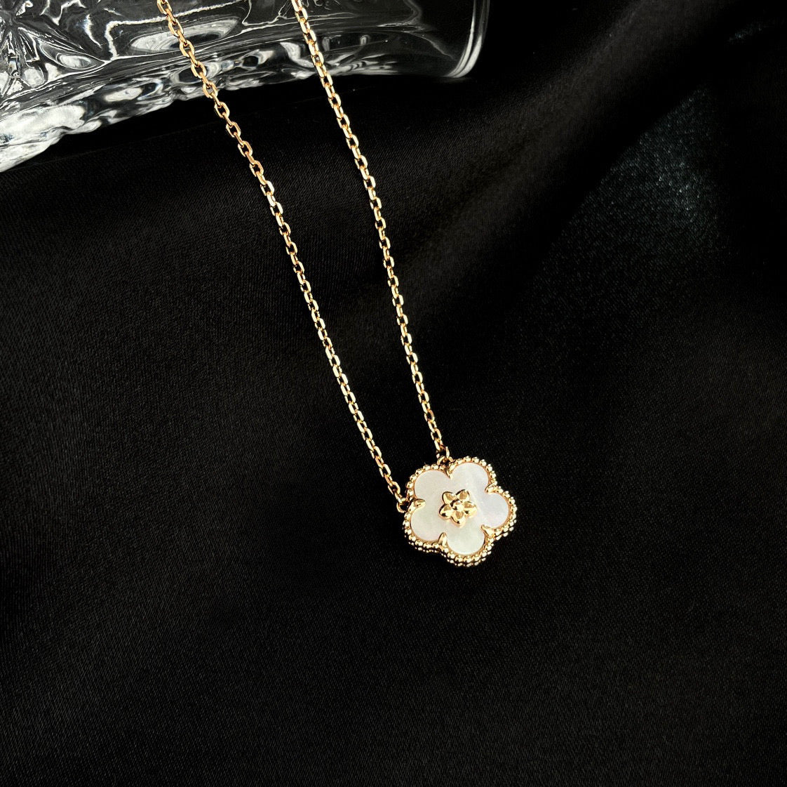 [Moco]LUCKY  WHITE MOP  PLUM BLOSSOM NECKLACE