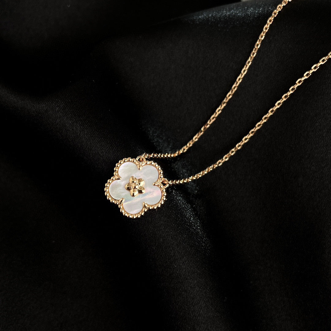 [Moco]LUCKY  WHITE MOP  PLUM BLOSSOM NECKLACE