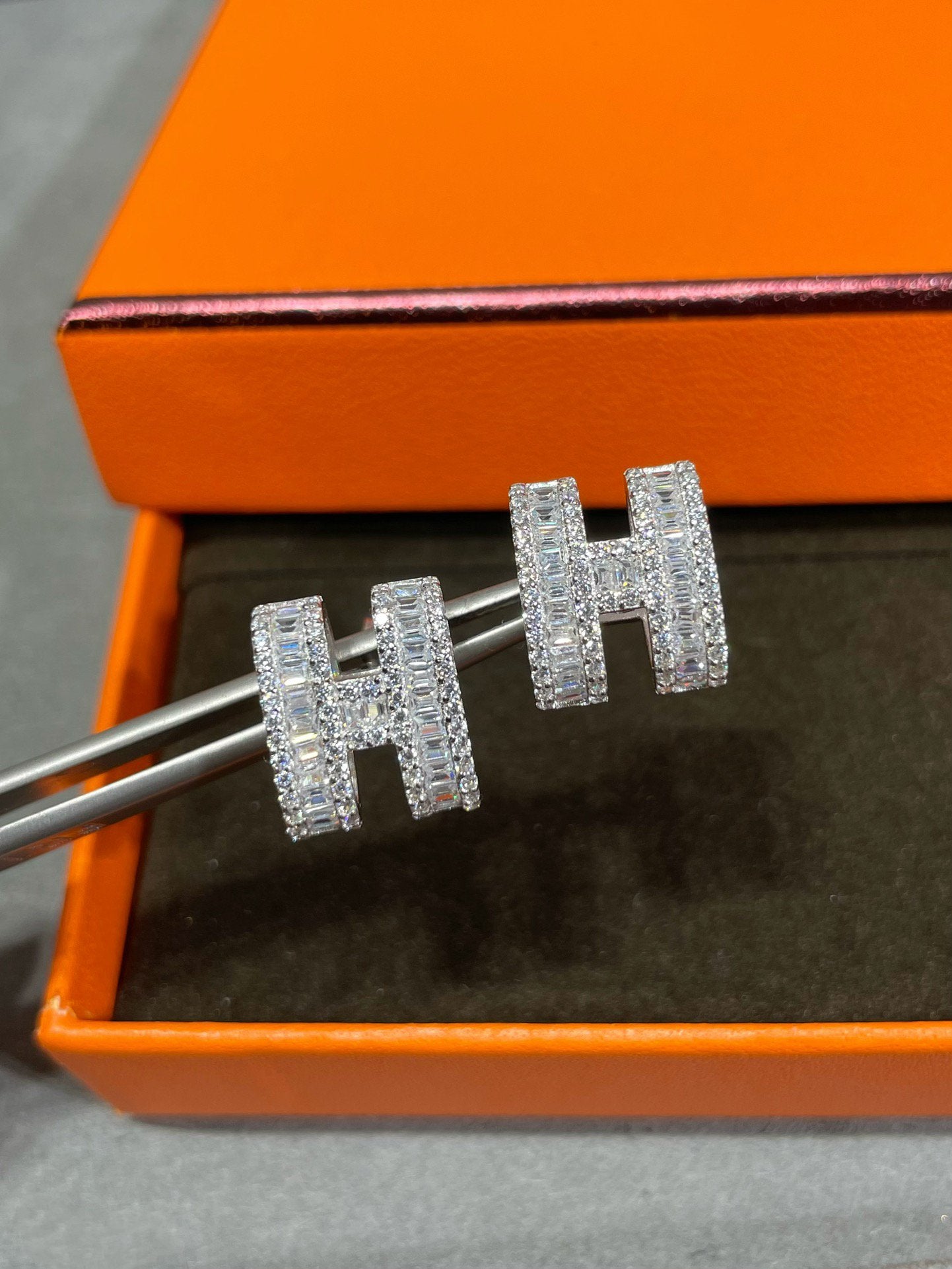 [Moco]H STUD EARRINGS WITH SILVER DIAMONDS